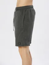 Bermuda gris claro de felpa con cintura elástica ajustable con cordón.