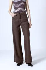 Pantalón de jean marrón con estampado de piel de serpiente, corte wide leg y tiro alto.