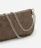 Cartera baguette color marrón con textura símil cuero, asa corta de cadena plateada y cierre superior con cremallera.
