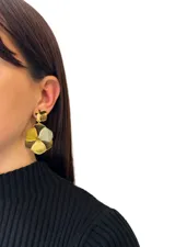 Aros colgantes dorados con forma de flor, hechos de acero.