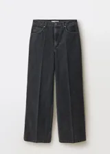 Pantalón de jean negro de tiro alto, corte recto y cinco bolsillos.