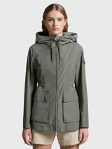 Campera verde militar con capucha, cierre frontal con cremallera, bolsillos con solapa y cordón ajustable en la cintura.