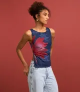 Pantalón wide leg de jeans marmorizado celeste, con bolsillos delanteros y traseros, cintura con trabillas, cierre con botón y cremallera, y abertura lateral en el bajo.