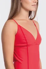 Malla enteriza roja con breteles finos y escote en V.