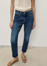 Pantalón de jean azul de corte mom, con tiro alto, cinco bolsillos y cierre de cremallera y botón.