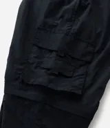 Pantalón largo gris convertible en bermuda, con bolsillos laterales, cintura elástica y cordón de ajuste.