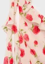 Vestido midi de fiesta color rosa pálido con estampado de rosas rojas, corte al bies, un hombro descubierto con volantes y cierre lateral invisible.
