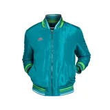Campera reversible de poliéster color turquesa con cuello, puños y ruedo acanalados a rayas verdes y blancas. Logo de Umbro bordado en el pecho. El reverso es azul con estampado geométrico.