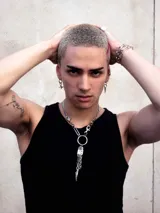 Collar plateado de cadena con dije de candado y cadena colgante.