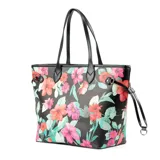 Bolso tipo tote de símil cuero negro con estampado floral multicolor. Tiene doble asa de hombro, cierre superior y herrajes plateados. El interior está forrado en tela de algodón y poliéster, con un bolsillo con cierre y dos bolsillos abiertos.