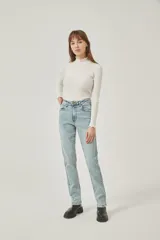 Pantalón de jean celeste de corte recto y tiro medio.