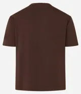 Blusa marrón de mangas cortas, confeccionada en viscosa, con cuello redondo y bordados de piñas en la parte delantera.