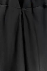 Vestido largo negro de estilo lencero, con escote en pico y tirantes finos cruzados en la espalda.