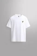 Camiseta blanca de corte holgado confeccionada en tejido de algodón con elasticidad. Tiene cuello redondo, manga corta y estampado en el frente con el logo de la marca y un diseño de tablas de surf.