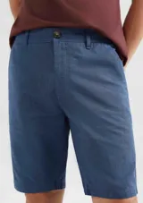 Bermuda color gris topo, de corte chino.