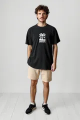 Remera negra con estampado de una palmera, el sol y olas, con la frase "Beach Bum" en blanco.