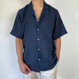 Camisa azul marino de muselina con manga corta y corte oversize.