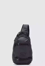 Bolso tipo bandolera color negro, con correa ajustable y cierres impermeables. Tiene un compartimento principal con cierre, dos compartimentos internos y un bolsillo interno con cierre para el celular.