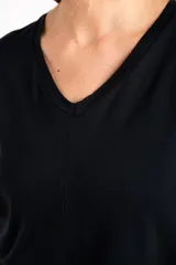 Remera blanca de viscosa con cuello en V y corte al cuerpo.