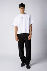 Pantalón de lino color beige, de corte recto y holgado, con cintura elastizada y cordón ajustable. Presenta bolsillos laterales amplios.