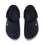 Zuecos Crocs modelo Band, color azul marino con suela blanca y detalles de rayas rojas y blancas.
