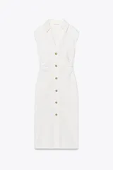 Vestido midi color gris topo, de cuello camisero y escote pico con manga corta. Tiene detalle de drapeado lateral y cierre frontal con botones metálicos.