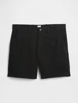 Short de gabardina color verde militar, con bolsillos laterales y traseros.