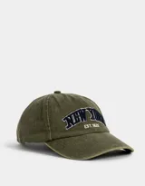 Gorra verde oliva con bordado frontal de la frase "New York Est. 1625" en azul marino y blanco.