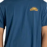 Remera azul con logo de Rhythm estampado en el pecho.