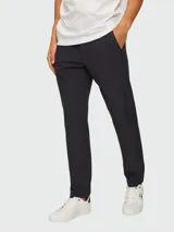 Pantalón de vestir negro de corte slim fit.