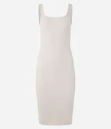 Vestido midi acanalado color celeste, con escote cuadrado y tirantes medios. Confeccionado en algodón sostenible con elastano para mayor comodidad y ajuste.