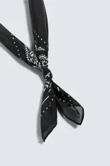 Pañuelo bandana cuadrado de algodón color crudo con estampado de cachemira en negro.
