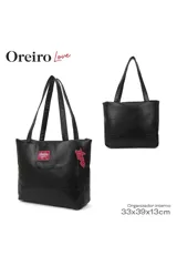 Bolso negro tipo tote bag con diseño acolchado horizontal, doble asa de hombro y parche con el logo de Las Oreiro en rojo. Incluye un dije colgante con la palabra "Love" en color fucsia.