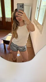 Musculosa blanca de tejido waffle con cuello redondo y sisas amplias.