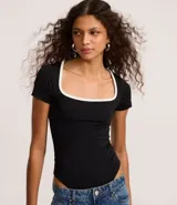 Body negro de microfibra con escote cuadrado y bies blanco contrastante.