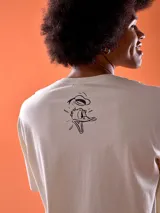Remera color crema de corte oversized con estampado de Donald Duck.