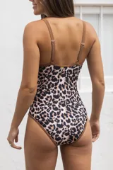 Traje de baño entero con estampado animal print de leopardo en tonos marrones y negros, con breteles finos dobles color marrón.