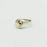 Anillo de plata 925 con aplique en oro 18k, con el símbolo de enfermería en el centro.