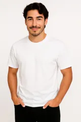 Remera blanca de algodón, de manga corta y cuello redondo.
