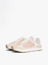 Zapatillas deportivas Tommy Hilfiger color rosa y beige, con paneles de malla y detalles distintivos de la marca, como el monograma TH en el lateral y la lengüeta.