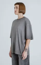 Remerón de algodón premium, color gris oscuro con efecto gastado o teñido (maltinto), de corte extra oversize con hombros caídos y cuello redondo.