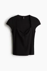 Top corto negro de punto acanalado fino de algodón. Modelo de manga japonesa con costura fruncida en el busto, escote corazón con ribete de picot y bajo recto.