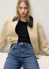 Pantalón de jean azul de corte recto, tiro medio y diseño largo. Cuenta con cierre de cremallera y botón, trabillas, cinco bolsillos y diseño estándar.