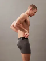 Pack de 3 boxers largos color gris con cintura elástica negra con logo Calvin Klein Intense Power.