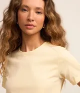 Remera celeste de media malla con cuello redondo y mangas cortas dobladas.