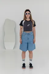 Remera corta azul con mangas y cuello en azul oscuro, con logo estampado en el centro.