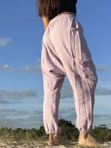 Pantalón babucha de muselina color celeste, con cintura elástica y cordón ajustable.