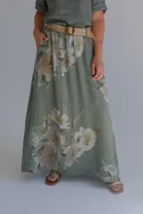 Falda larga color verde seco con estampado floral, corte amplio y caída fluida.