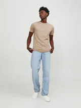 Remera de manga corta color beige, con cuello redondo y corte slim fit.
