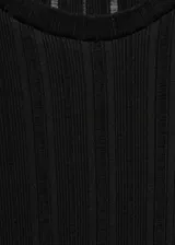 Camiseta celeste de tejido de punto acanalado, con cuello redondo y mangas largas.